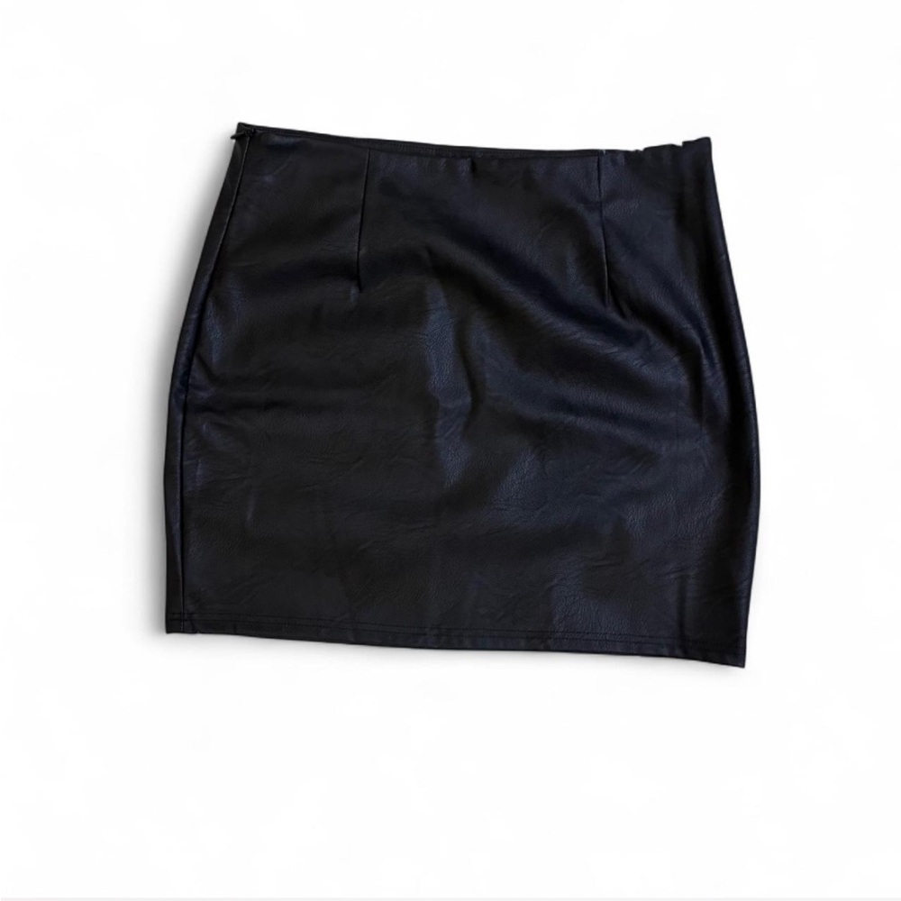 SHEIN- Women's faux leather mini skirt- Size: L.
